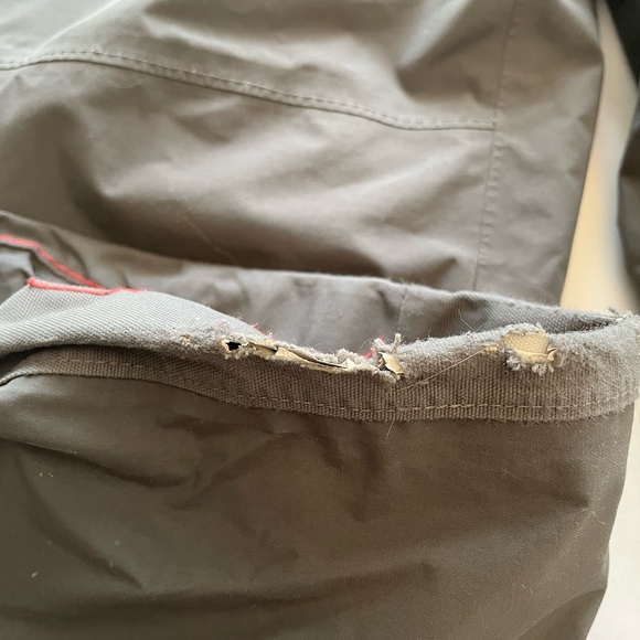 Boys 10/12 North Face snow pants. Good condition with some wear on the cuffs. - Picture 3 of 4